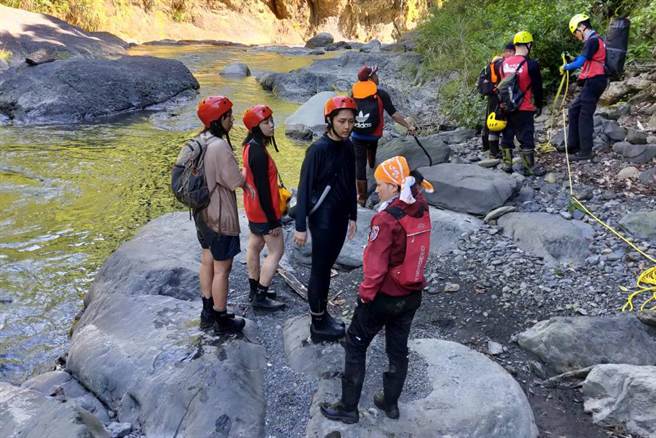 3名年轻女子双龙瀑布溯溪迷路，被消防局二大队搜救人员救出。（新竹县消防局提供／罗浚滨新竹传真）