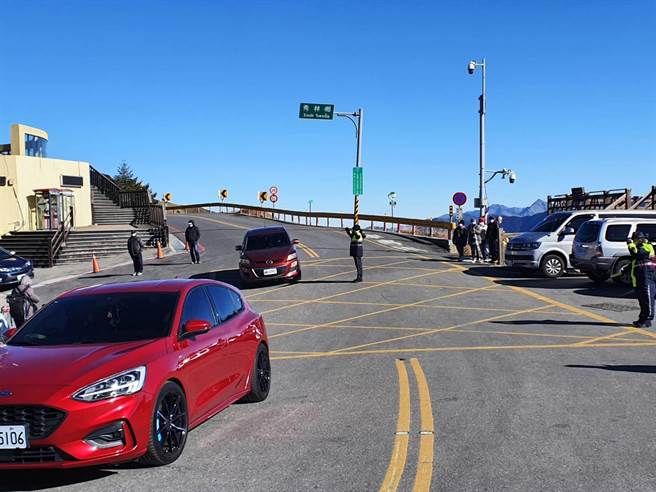 今天是端午连假第2天，花莲天气晴朗，合欢山地区虽陆续涌现观光人潮，但周边车流均顺畅。（新城警分局提供／罗亦晽花莲传真）