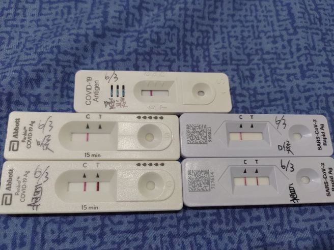 確診者分享5次快篩結果，只有鼻腔才呈現陽性。（翻攝確診者有話要說臉書）