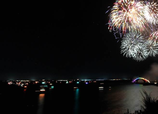 從海上觀賞花火施放的美景，是最近2年新興的旅遊套裝行程。（張茂雄攝）