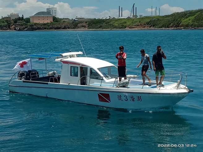 「澎潛3號」在金龍頭附近定位打撈，據造船廠表示，未來遊艇的各項修理費用將十分昂貴。（澎湖海巡隊提供）