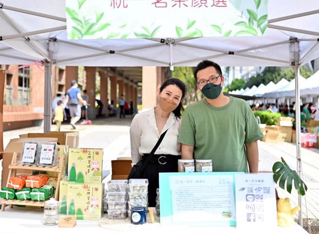 新北市三峡区青农顏伯宗（右）是茶行的第3代继承人，以手採茶叶的品质差异化区隔市场，重新擦亮老茶行的招牌，并积极参加展售会。（图/ 中央社）