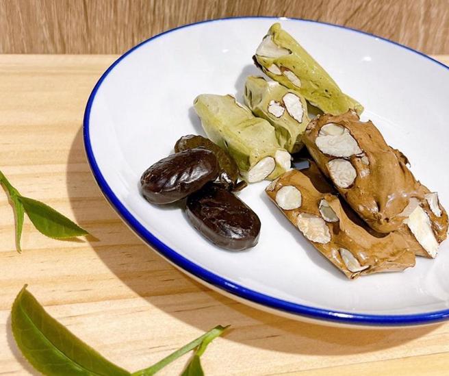 新北市三峡区青农顏伯宗设计新品牌茶叶产品、架设专属网站，在电商开发新客群，也开发茶糖、茶酥、牛轧糖（图）等各式茶点心，展现专精农业的创新精神。（图/ 中央社）