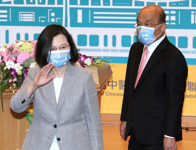 媒体人单厚之认为，民进党要担心是否会流失30~39整个世代的支持，而日前苏揆要办郭彦均的说法，更是雪上加霜。图为蔡英文、苏贞昌今年3月在板桥出席国医节活动。（资料照片／黄世麒摄）