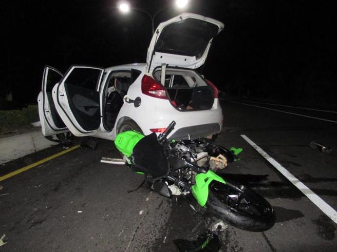 新北市刘姓男子3日凌晨骑乘大型重型机车要往垦丁，途中与友人相约在便利超商会合，未料却因骑过头要迴转时，与陈姓男子驾驶的车辆发生擦撞，刘男伤重不治。（图/ 中央社）