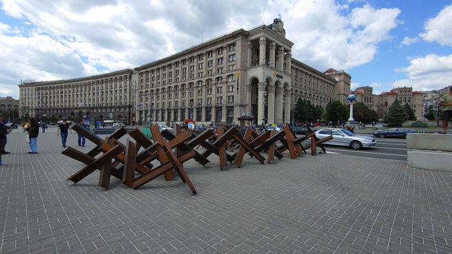 烏克蘭首都基輔地標獨立廣場大道旁，擺放著戰時用於阻礙敵軍行進的路障。(圖／中央社)
