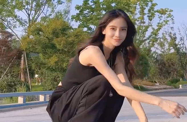 Angelababy小走光露出内衣肩带。（图／翻摄自angelababy微博）