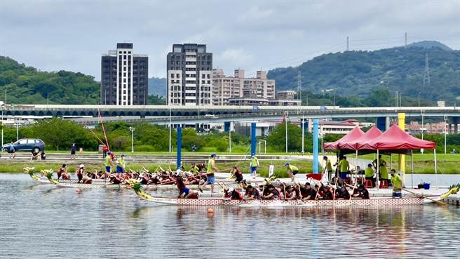 新北市议长杯龙舟赛今天继续在微风运河进行决赛赛程。（吕健豪摄）