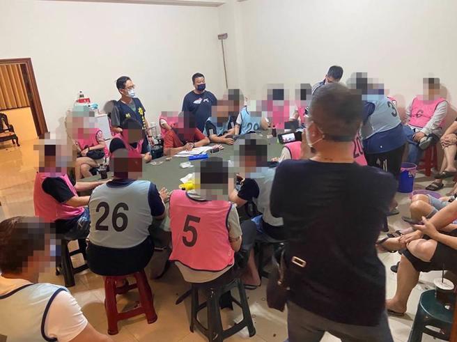 台南市政府警察局第三分局4日凌晨在安南区总安街一处透天民宅破获天九牌职业赌场，逮捕负责人32岁庄姓男子、屋主43岁李姓女子及29名赌客。（图/ 中央社）