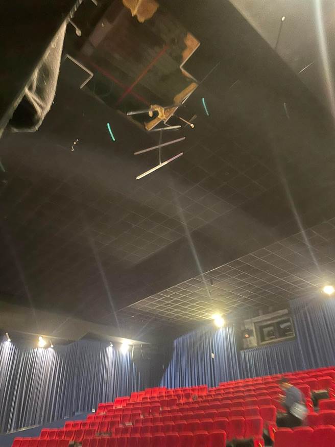 有民眾今（4）日早上到高雄大远百威秀影城观片时，天花板突然坍塌，观眾看得正精彩，还误以为是特效。（周忠信提供）