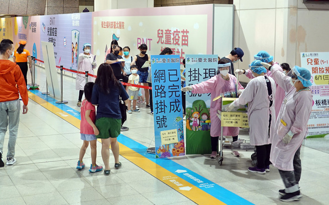 家長帶著小朋友前往大型兒童疫苗接種站打疫苗。（姚志平攝）