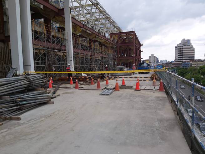 北市南港区忠孝东路的公共住宅工地，发生一起坠落意外。（图/林郁平翻摄）