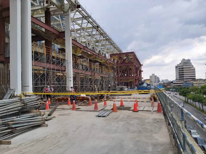 北市南港区忠孝东路的公共住宅工地，发生一起坠落意外。（图/林郁平翻摄）