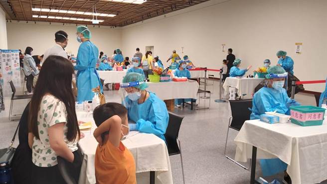 臺北榮民總醫院呼籲家長，保握端午連假時間，帶家中寶貝來施打疫苗，儘速提升保護力。（北榮提供／林周義台北傳真）