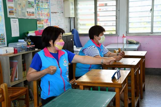 花莲县吉安乡公所在宜昌国小开办「客家战鼓人才培训班」，但疫情影响实体课程改成线上教学， 乡长游淑贞日前也一同参与线上课程，在云端与学生交流鼓艺。（吉安乡公所提供／罗亦晽花莲传真）
