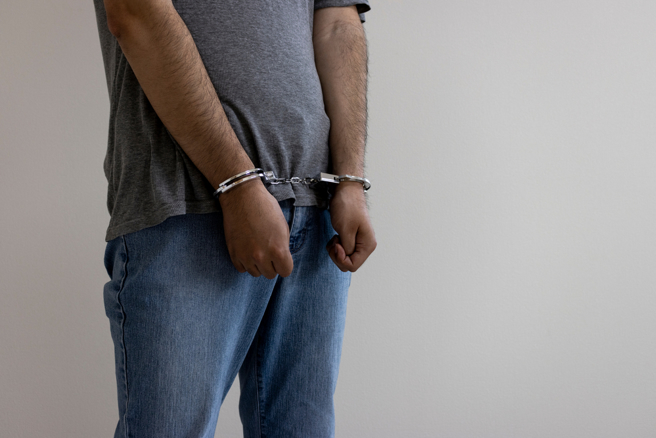 高雄大寮出现「袭胸狼」 女子骑车遇咸猪手怒追并拦警逮人。(示意图/shutterstock)