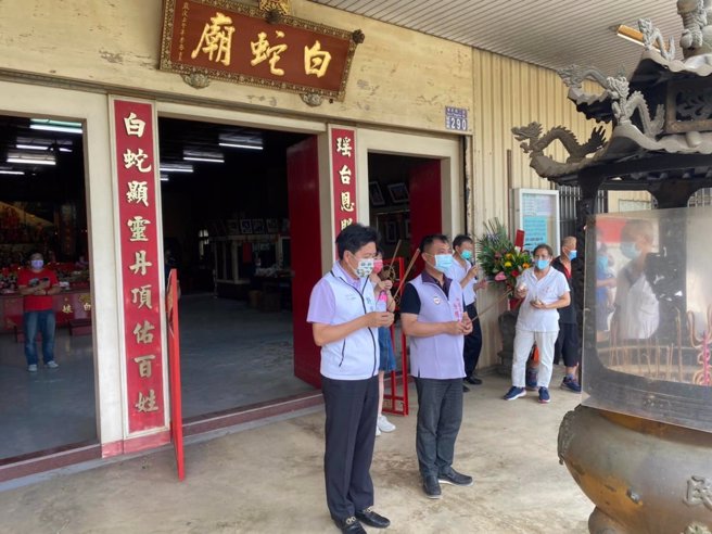 鄭寶清到全台唯一的白蛇廟參拜祈福。(取自鄭寶清臉書)