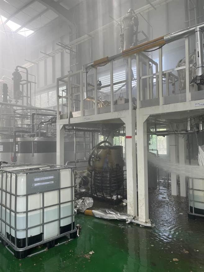  台南市柳营科技工业区上午一家科技厂氨氮废液设备起火燃烧，幸好工厂人员与消防人员快速灭火，无人员受伤受困。（读者提供／刘秀芬台南传真）
