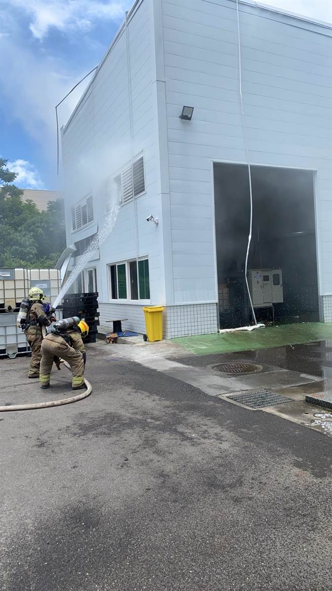  台南市柳营科技工业区上午一家科技厂氨氮废液设备起火燃烧，幸好工厂人员与消防人员快速灭火，无人员受伤受困。（读者提供／刘秀芬台南传真）