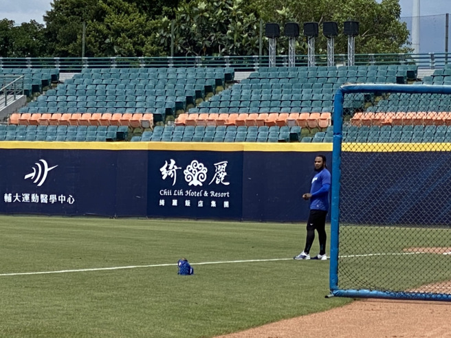 富邦悍将威迪兹在「抹油」事件后，4日赛前在新庄主场随队练习。（毛琬婷摄）