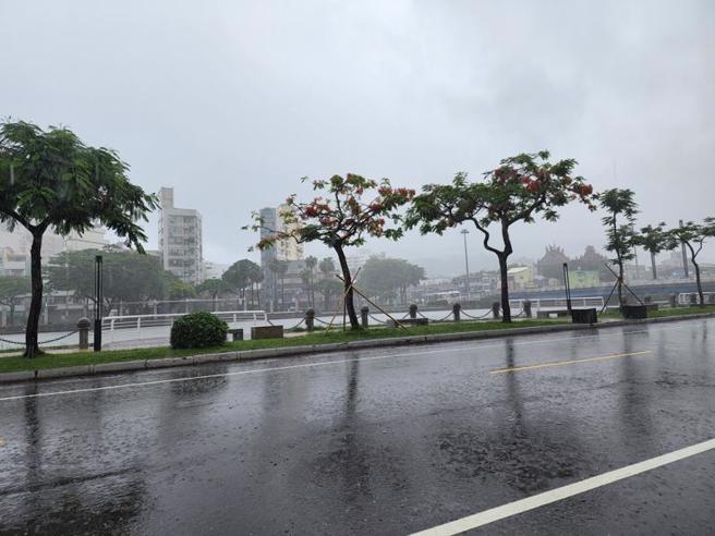 高雄市4日上午起天氣微陰、偶有雷響，並開始下起下雷雨，中央氣象局發布大雷雨警報，持續時間約至中午12時止。雨勢一度稍歇，但中午1時30分又開始下雨，幸暫未接獲災情。（圖/ 中央社）