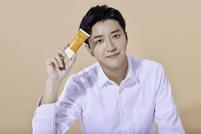 江宏杰拍摄形象照，雅漾全效紧致防晒液SPF50＋。（雅漾提供）