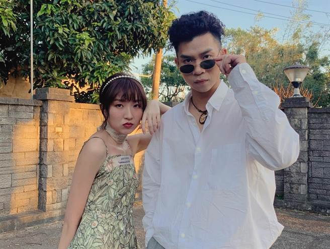 藍婷（左）邀雷擎合作新歌。（宇宙信號提供）