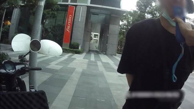 男子骑乘电动滑板车遭警拦查，发现其酒测值达0.68。（翻摄照片／林郁平台北传真）