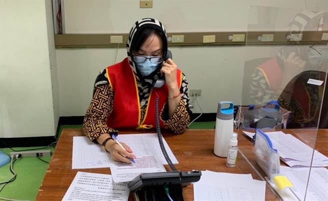 嘉义县政府找来新住民通译员进驻关怀中心，让新住民遇到防疫问题时可以得到协助。（嘉义县政府提供／张亦惠嘉县传真）