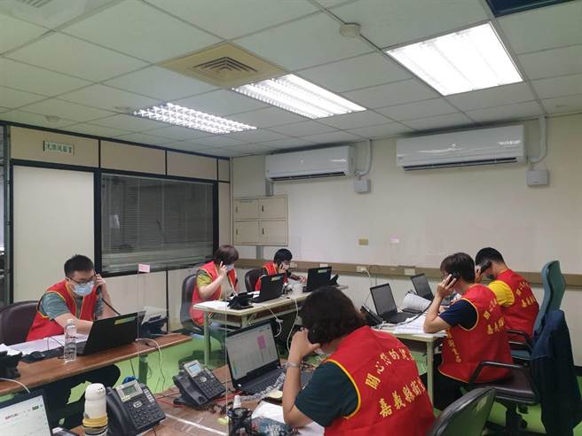 嘉义县政府找来新住民通译员进驻关怀中心，让新住民遇到防疫问题时可以得到协助。（嘉义县政府提供／张亦惠嘉县传真）