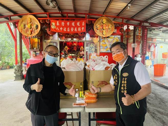 无党籍基隆市长参选人黄希贤（图右）及林浩隆（图左）共同义卖八家将脸谱，募集物资分送弱势族群。（黄希贤办公室提供／张志康基隆传真）