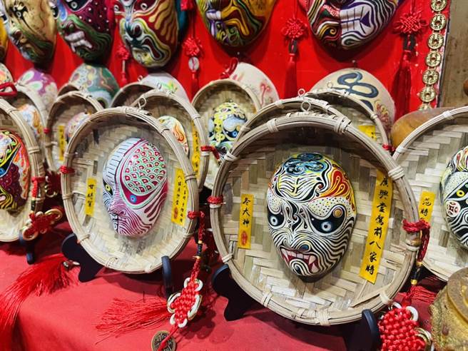 林浩隆是罕有的面师，赋予每个脸谱新的生命。（黄希贤办公室提供／张志康基隆传真）