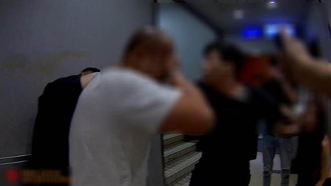 警方使用辣椒水，将打架的4人制伏逮捕。（翻摄照片／林郁平台北传真）