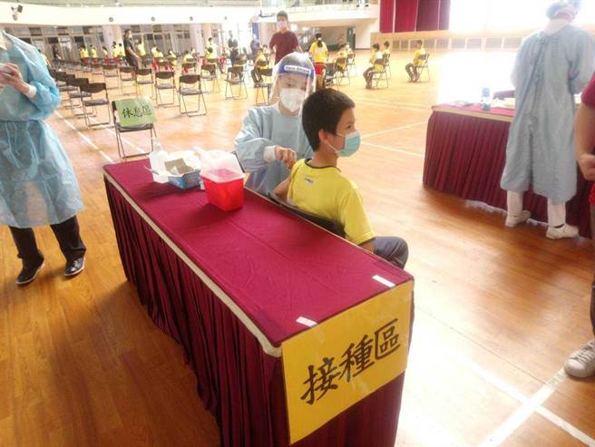 南投縣確診個案超過2萬人，其中12歲以下2156人，佔了近1成，圖為兒童打疫苗畫面。（南投縣政府提供／陳淑娥南投傳真）