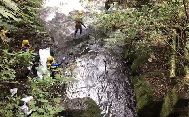 台中警方4日表示，3日上午在武陵农场桃山步道0.1K下方水域寻获一具男子遗体，随后在死者身上找到车钥匙，接着循线找到死者证件，已联络家属前来指认及制作相关资料，并报请台中地检署相验厘清死因。（图/ 中央社）