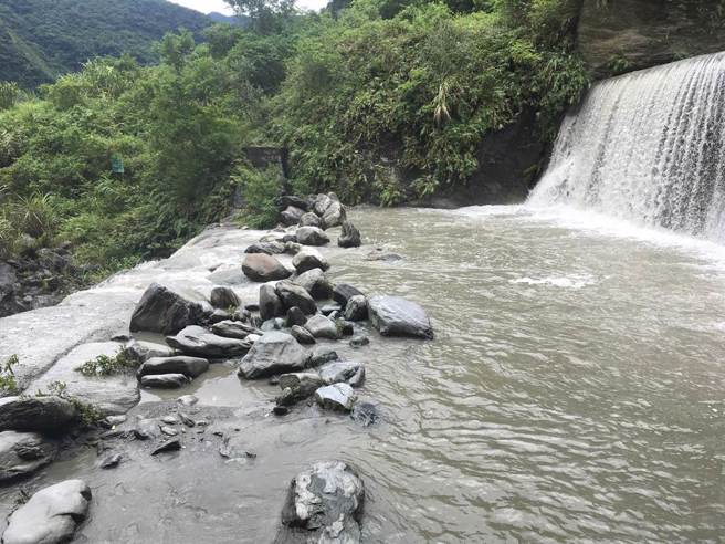 花莲秀林乡翡翠谷传出溺水意外，1名游客沉入水底，救出时已失去呼吸心跳。（图／本报资料照）