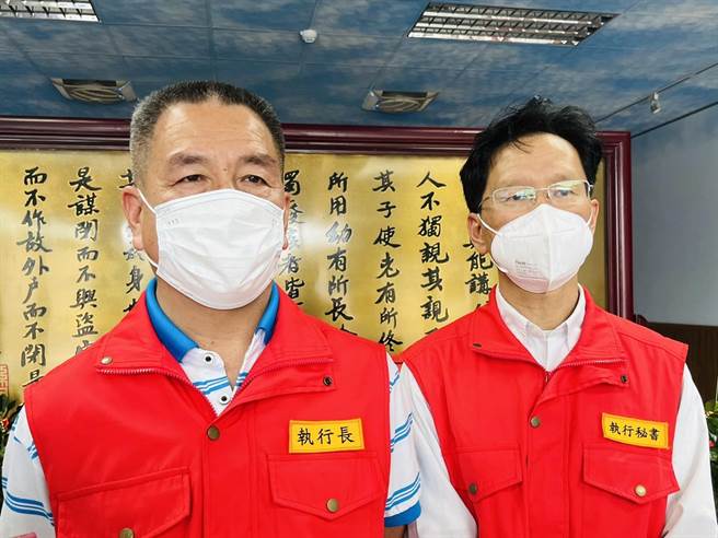 金門今日新增126例新冠確診，另也再增1名84歲長者死亡個案。縣府祕書長陳祥麟、縣衛生局長李錫鑫說明最新疫情狀況。（縣府提供）