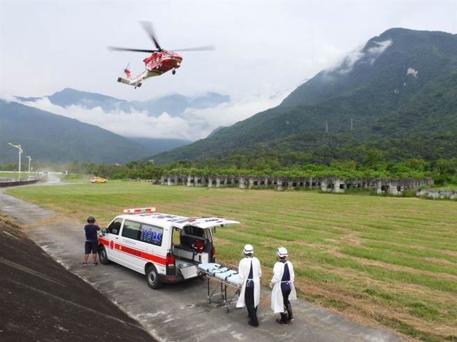 一名来自台中的20岁陈姓男子和8名友人今到花莲翡翠谷戏水却不慎溺水，花莲县消防局将人从水中救出后，发现人已失去呼吸心跳，经空勤总队出动黑鹰直升机吊挂离开现场后，目前已送往医院救治。（罗亦晽摄）
