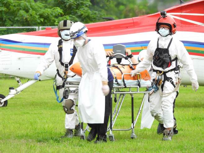 一名来自台中的20岁陈姓男子和8名友人今到花莲翡翠谷戏水却不慎溺水，花莲县消防局将人从水中救出后，发现人已失去呼吸心跳，经空勤总队出动黑鹰直升机吊挂离开现场后，目前已送往医院救治。（罗亦晽摄）
