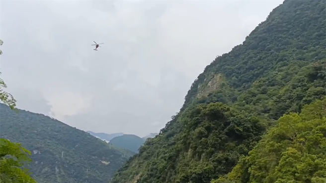 一名来自台中的20岁陈姓男子和8名友人今到花莲翡翠谷戏水却不慎溺水，花莲县消防局将人从水中救出后，发现人已失去呼吸心跳，经空勤总队出动黑鹰直升机吊挂离开现场后，目前已送往医院救治。（警方提供／罗亦晽花莲传真）

