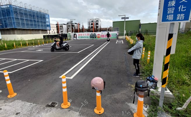 民眾到机车练习场练习时衝撞一旁路灯，竟要求「申请国赔」，目前当地公所已受理；消息曝光引发网友炮轰，均认为申请理由太扯。（翻摄自市议员黄肇辉脸书）