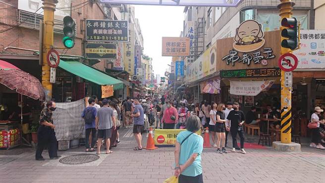 南台湾新冠肺炎疫情趋缓，端午节连假游客略增。（程炳璋摄）