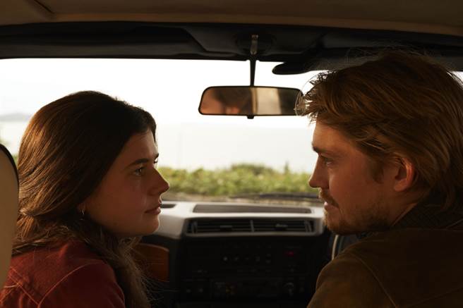 乔欧文（右）和艾莉森奥莉弗在《聊天纪录》中大谈地下情。（CATCHPLAY提供）