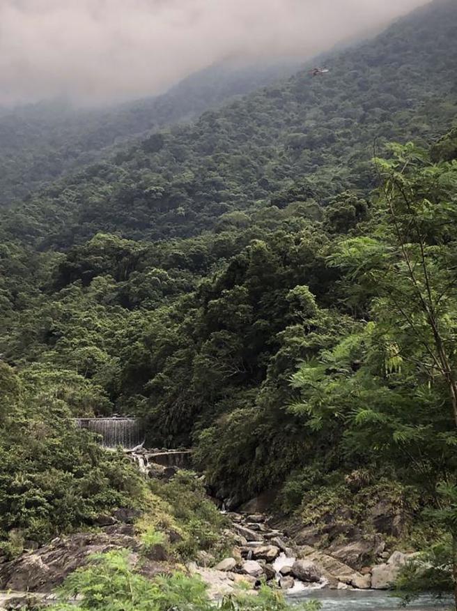 花莲县秀林乡公所文化观光课长高海云4日指出，110年10月颱风造成铜门村往翡翠谷方向边坡土石流，考量边坡不稳定，加上正在规划翡翠谷景区整修，目前此处仍为封闭状态，民眾擅闯因没有罚则，只能尽力劝导。（图/ 中央社）