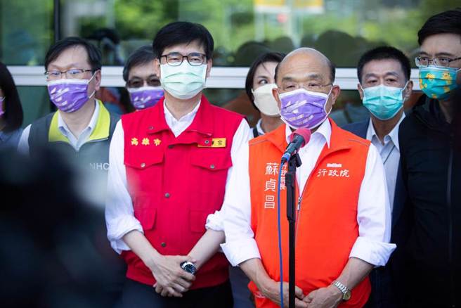 行政院长苏贞昌3日到高雄展览馆视察孩童大型疫苗施打站，不小心口误说出「我们一起打赢这场防疫的选战」，随即修正为「作战」。（资料照，袁庭尧摄）