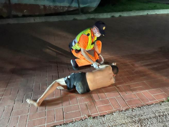 海巡署第3岸巡隊龍鳳安檢所人員在龍鳳漁港發現男子吞服安眠藥，通報送醫救回一命。（第3岸巡隊提供／謝明俊苗栗傳真）