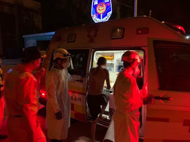 海巡署第3岸巡隊龍鳳安檢所人員在龍鳳漁港發現男子吞服安眠藥，通報送醫救回一命。（第3岸巡隊提供／謝明俊苗栗傳真）