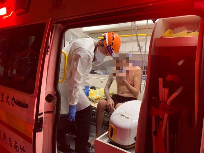 海巡署第3岸巡隊龍鳳安檢所人員在龍鳳漁港發現男子吞服安眠藥，通報送醫救回一命。（第3岸巡隊提供／謝明俊苗栗傳真）