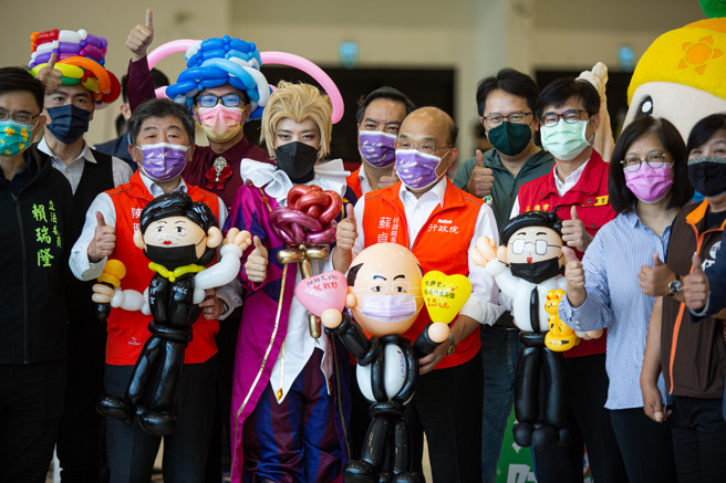 行政院长苏贞昌3日上午到高雄展览馆视察孩童大型疫苗施打站，卫福部长陈时中、高雄市长陈其迈陪同。（袁庭尧摄）