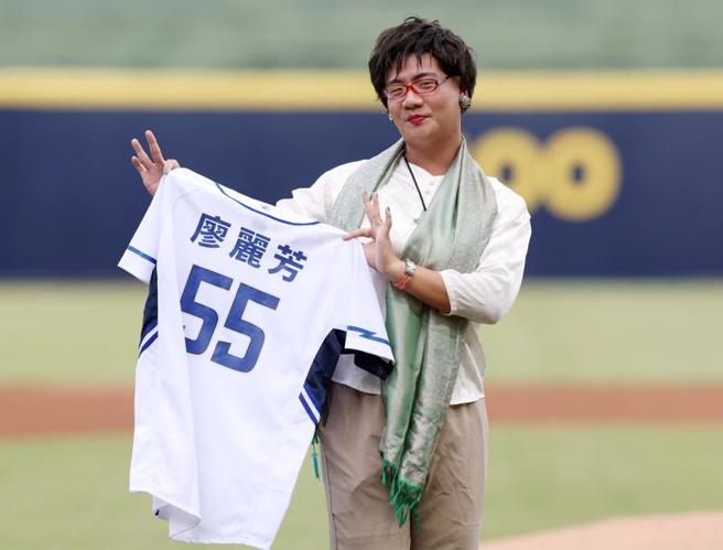 网红阿翰扮演「廖丽芳」帮富邦和将开球。（中央社）